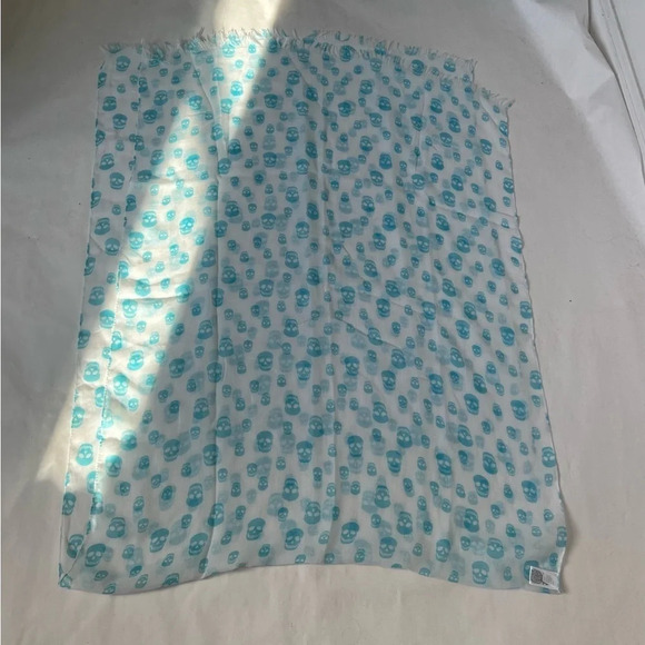 Large soft modal or Cotton blue White scull print scarf - Picture 3 of 6